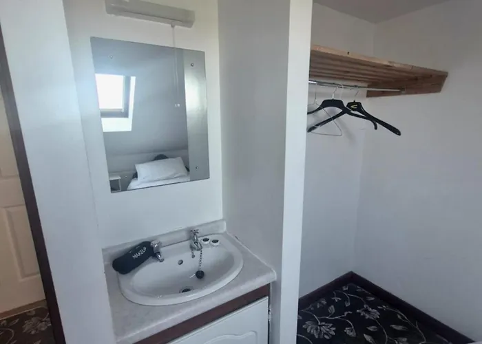 The Shamrock Guesthouse انشير